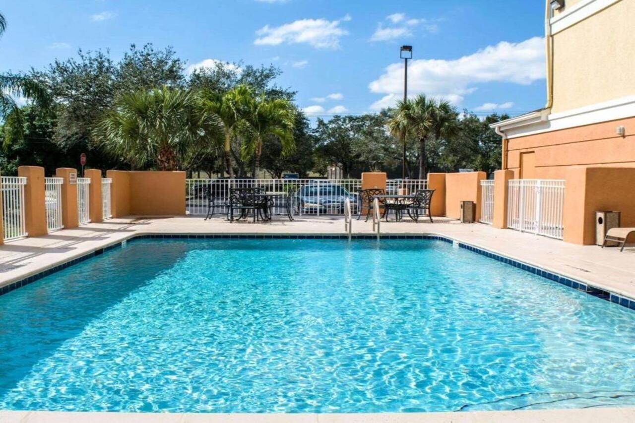 Comfort Inn Fort Myers Northeast Екстериор снимка