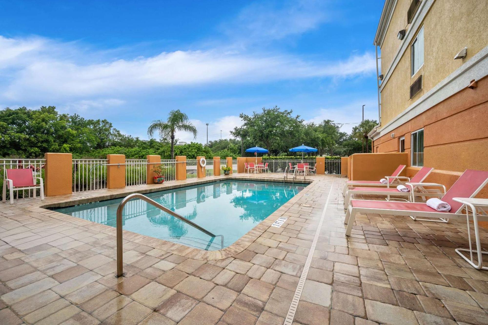 Comfort Inn Fort Myers Northeast Екстериор снимка