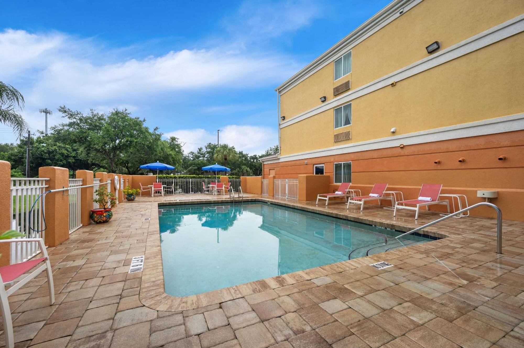 Comfort Inn Fort Myers Northeast Екстериор снимка